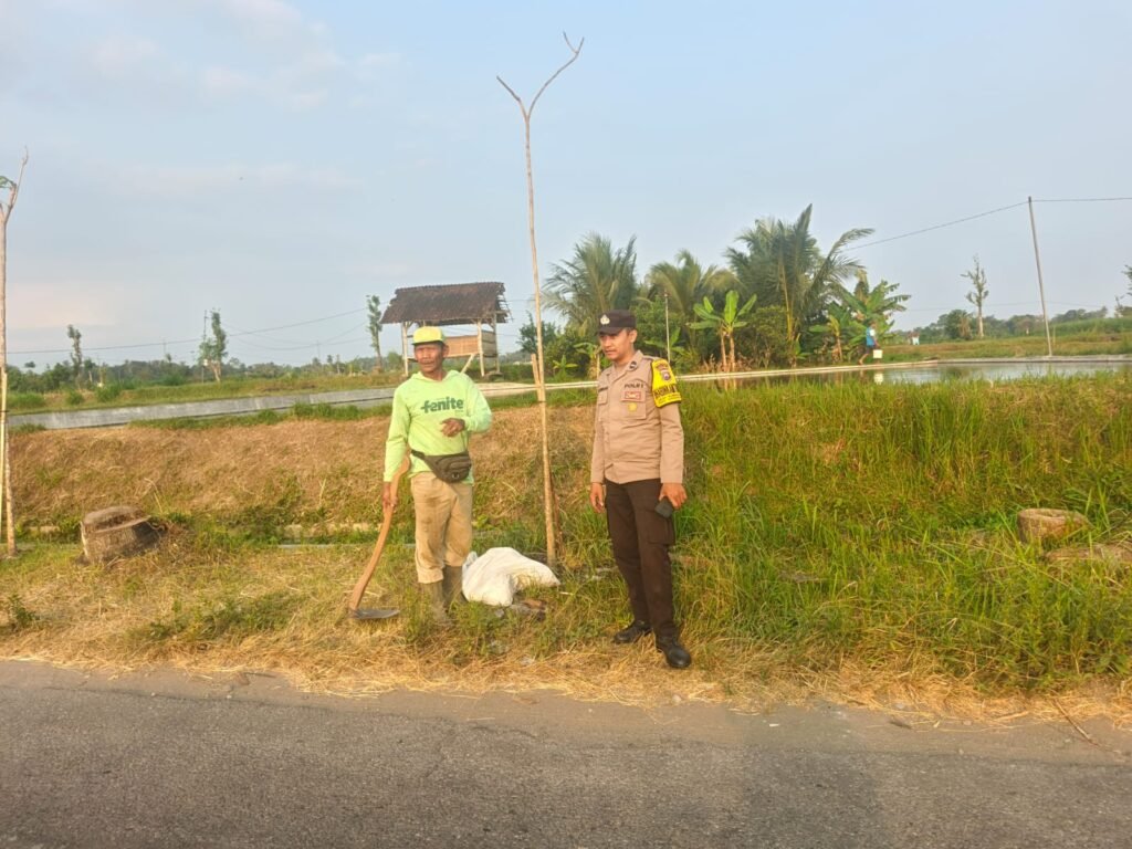 Sambangi Lahan Binaan, Bhabinkamtibmas Kuatkan Semangat Petani