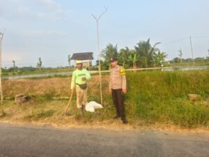 Sambangi Lahan Binaan, Bhabinkamtibmas Kuatkan Semangat Petani