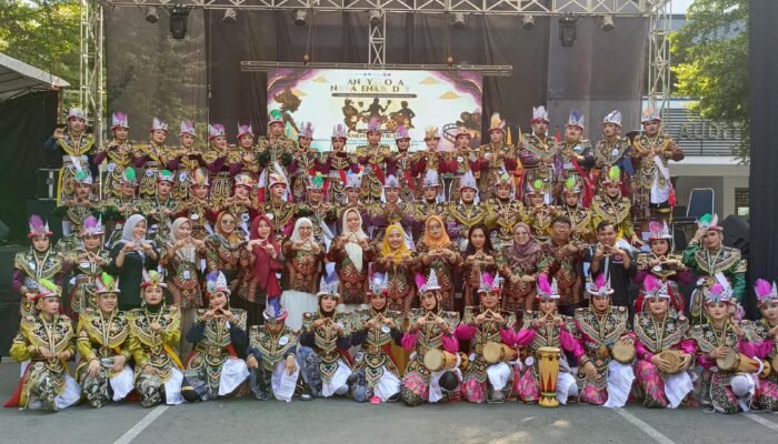 Mahasiswa PGSD UBHi Gelar Sandya Loka Nawasena Budaya
