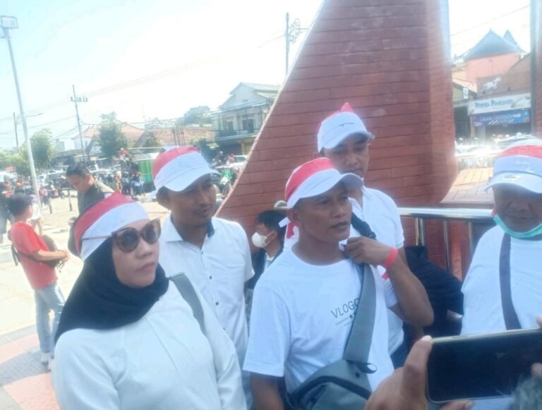 Demo Harga Telur Anjlok, Ribuan Peternak Blitar Raya Bagikan 1 Juta Butir Telur l