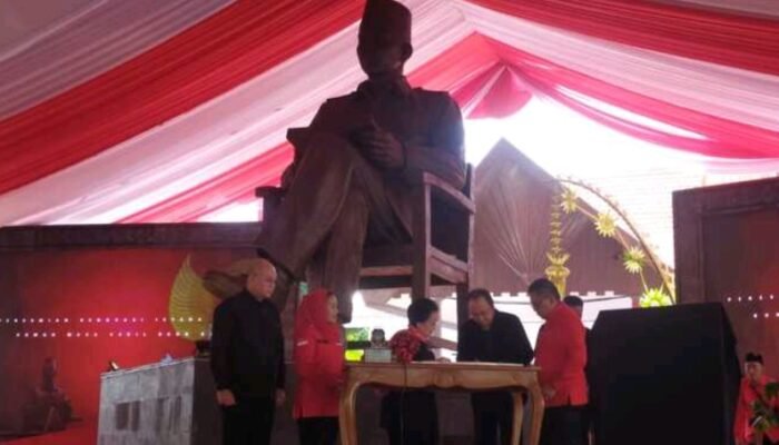 Megawati Resmikan Patung Bung Karno di Blitar