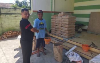 Relawan BMI Tulungagung Salurkan Bantuan Semen untuk Renovasi Musholla Al Ikhlas di Jabalsari