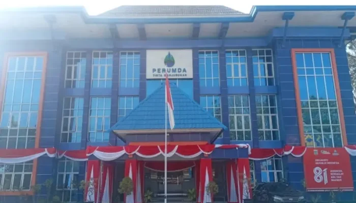 Perumda Tirta Kanjuruhan Bagikan Bendera Merah Putih, Semarakkan HUT ke-81 RI