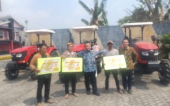 Serahkan Alsintan dan Beasiswa, Sarmuji Tegaskan Aspirasi Warga Tak Boleh Berhenti di Catatan