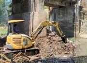 Sampah Menumpuk di Jembatan Mondoroko, PU SDA Turunkan Alat Berat