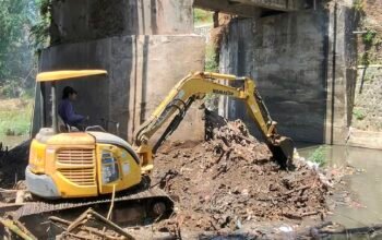 Sampah Menumpuk di Jembatan Mondoroko, PU SDA Turunkan Alat Berat